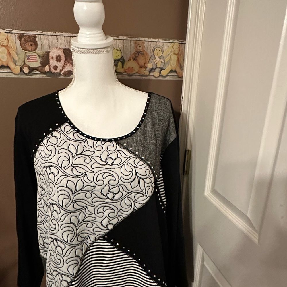 Alfred Dunner Black and White Asymmetrical Blouse NWT 3x